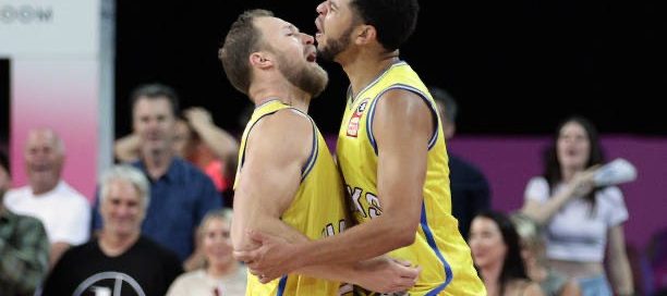 Harvey steals the show: Illawarra Hawks secure thrilling victory, spoiling Breakers' comeback party with a final shot win, 78-76