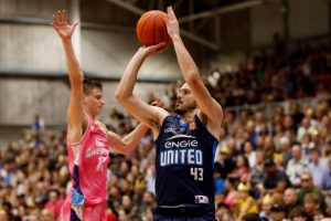 Chris Goulding in action against NZ Breakers Jan 12, 2024