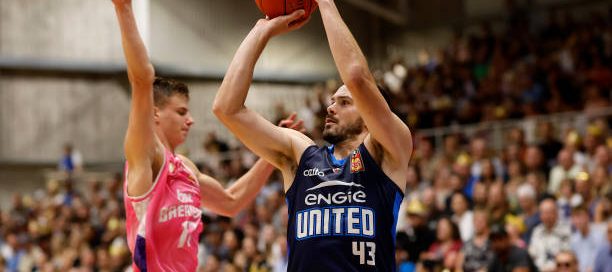 Chris Goulding in action against NZ Breakers Jan 12, 2024